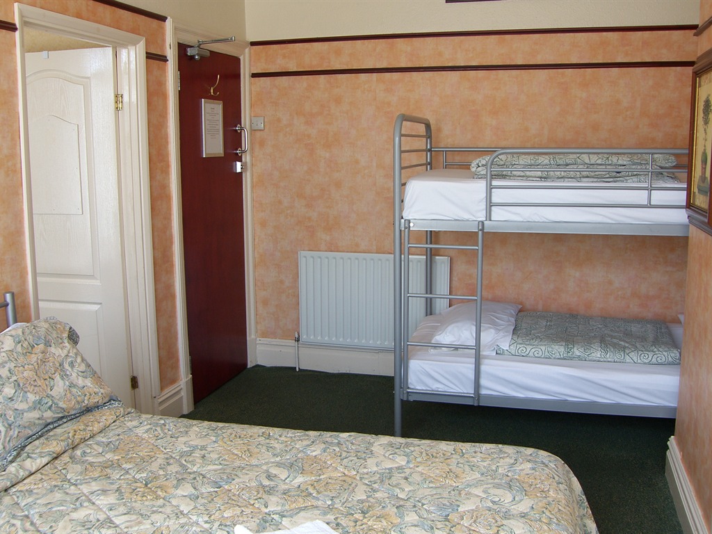 Family En-suite - 2 Adults & 3 Children No12 Guesthouse South Shore Blackpool