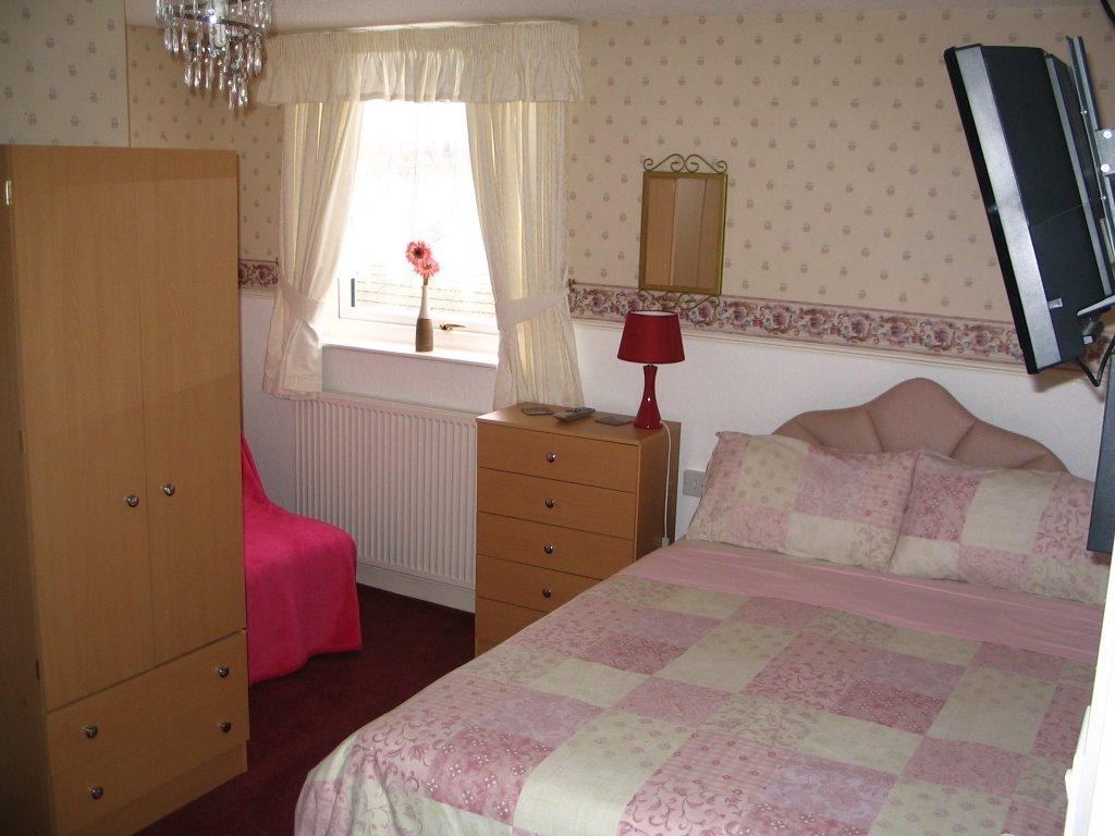 Double-Private Bathroom-Shower room only no wc - 4 Nights Offer Thornhill Blackpool