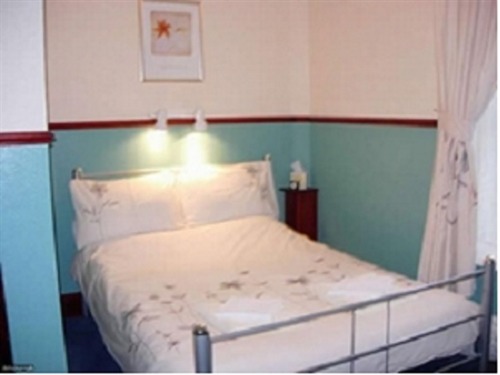 Ensuite Double Room-3 Doors away at 'No.25'-'BED ONLY' Lynmoore Guest House