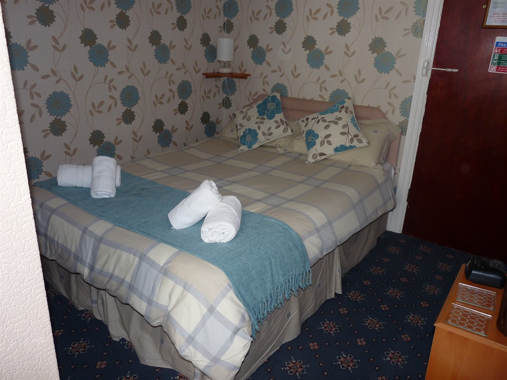 Family-Standard-Ensuite-2 Adults 2 Children Hilbre Hotel