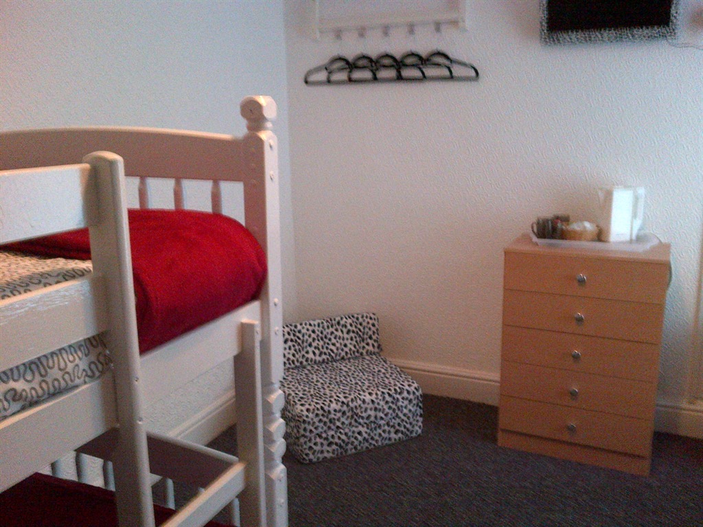 Large Family  room for up to 2 Adults 3 children Shared Bathroom Willin House Hotel