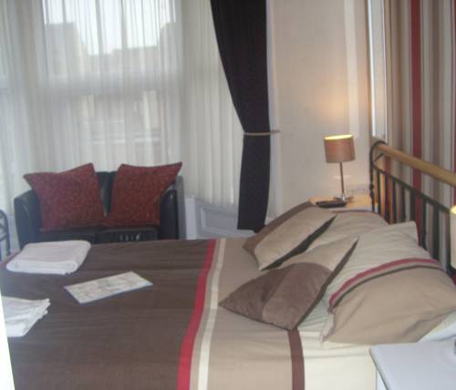 Small Double En-suite Glenheath Hotel